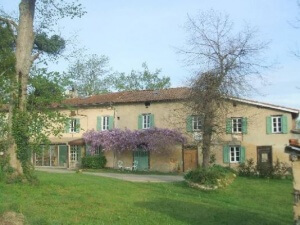 Gitesearch - view of a typical self catering farmhouse in the Midi Pyrenees