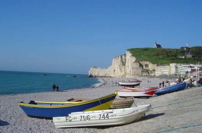 View of French beach with boats on Gitesearch website