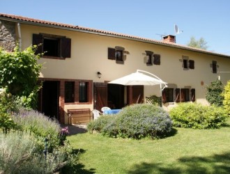 Gite - Les Hirondelles, Chabanol with its sunny terrace looking on to the garden.