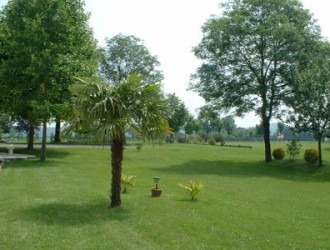 There is an acre of flat land to the front of the barn with a boule court and a pelota wall (that doubles as a tennis court) and a large wooded area.