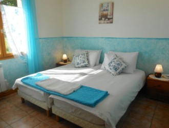 two single bed that can be used as a double or as single beds.