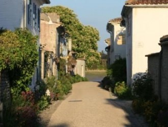 Talmont's flower-lined streets are full of art galleries, craft shops & boutiques