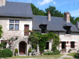 FaÃ§ade with original stone steps and mullion windows. Built in 1584.