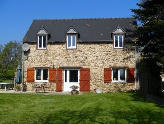 Ar Karregenn is a converted Breton barn with a south and west facing garden. The property sleeps up to 6 in 3 bedrooms.